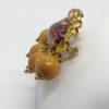 Broche laiton, cabochon de pâte verre et boules en bois, 1940-50. – Image 2