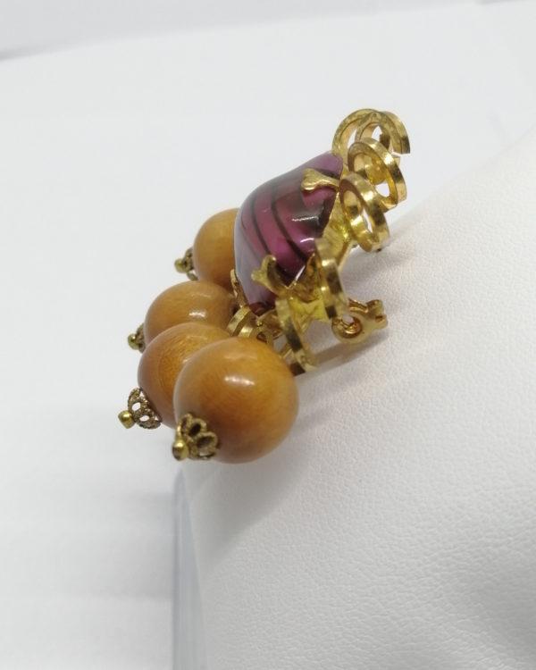 Broche laiton, cabochon de pâte verre et boules en bois, 1940-50. – Image 2