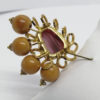 Broche laiton, cabochon de pâte verre et boules en bois, 1940-50. – Image 3