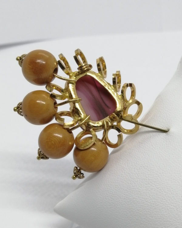 Broche laiton, cabochon de pâte verre et boules en bois, 1940-50. – Image 3