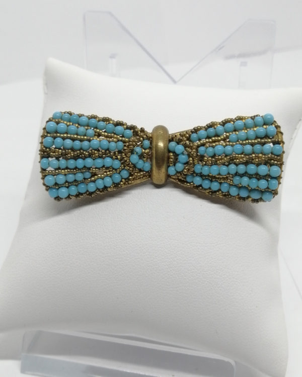 Broche façon noeud papillon, avec perles de verre bleu.