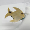 Broche poisson en céramique, et monture en laiton, originale, 1940-50. – Image 4