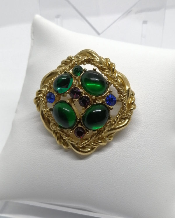 Broche, laiton ajouré, cabochon de verre et strass colorés, 1970-80.