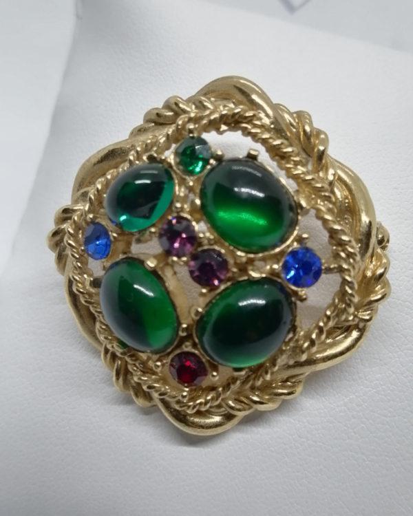 Broche, laiton ajouré, cabochon de verre et strass colorés, 1970-80. – Image 2