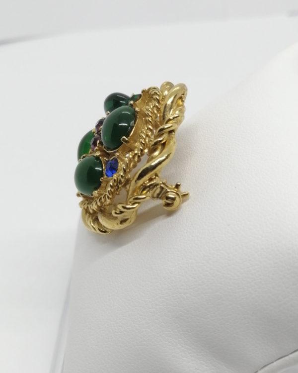 Broche, laiton ajouré, cabochon de verre et strass colorés, 1970-80. – Image 3
