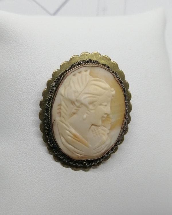 Broche-pendentif en laiton, cuivre et camée coquillage, 1940-60.