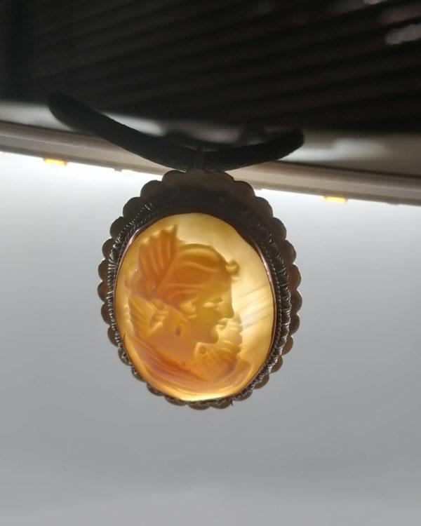 Broche-pendentif en laiton, cuivre et camée coquillage, 1940-60. – Image 4