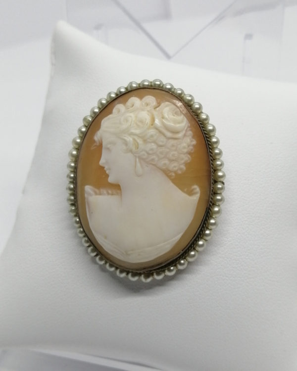 Broche-pendentif, laiton, perles d'imitation, et camée coquillage, 1940-50.
