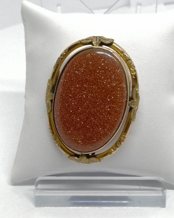 Broche en laiton jaune, pâte de verre pierre du soleil, fin 19ième siècle.
