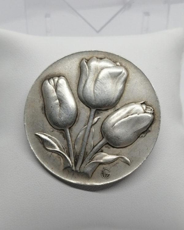 Broche en bronze argenté, décor de tulipes, Art Déco, vers 1930.