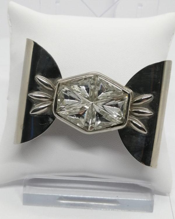 Broche noeud stylisé en métal blanc chromé, avec strass blanc héxagonal, 1940-50.