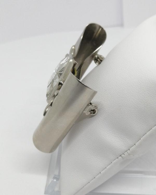 Broche noeud stylisé en métal blanc chromé, avec strass blanc héxagonal, 1940-50. – Image 2