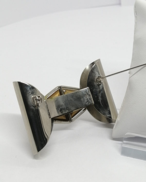 Broche noeud stylisé en métal blanc chromé, avec strass blanc héxagonal, 1940-50. – Image 3