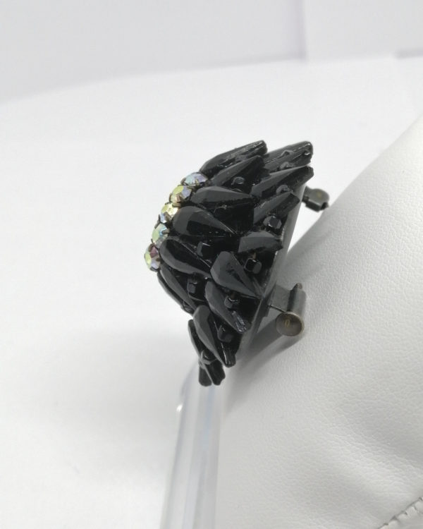 Broche en hauteur pavage de pâte de verre noir et strass, 1920-30. – Image 2