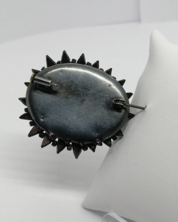 Broche en hauteur pavage de pâte de verre noir et strass, 1920-30. – Image 3