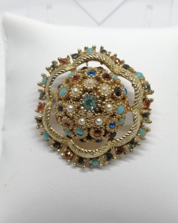 Broche laiton ajouré, avec tutti-frutti de couleur, 1940-50.
