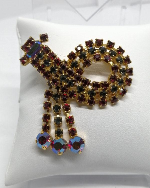 Broche laiton, pavage de strass rouge et noir et pampilles, 1930-40.