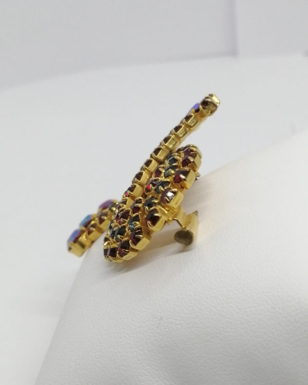 Broche laiton, pavage de strass rouge et noir et pampilles, 1930-40. – Image 2