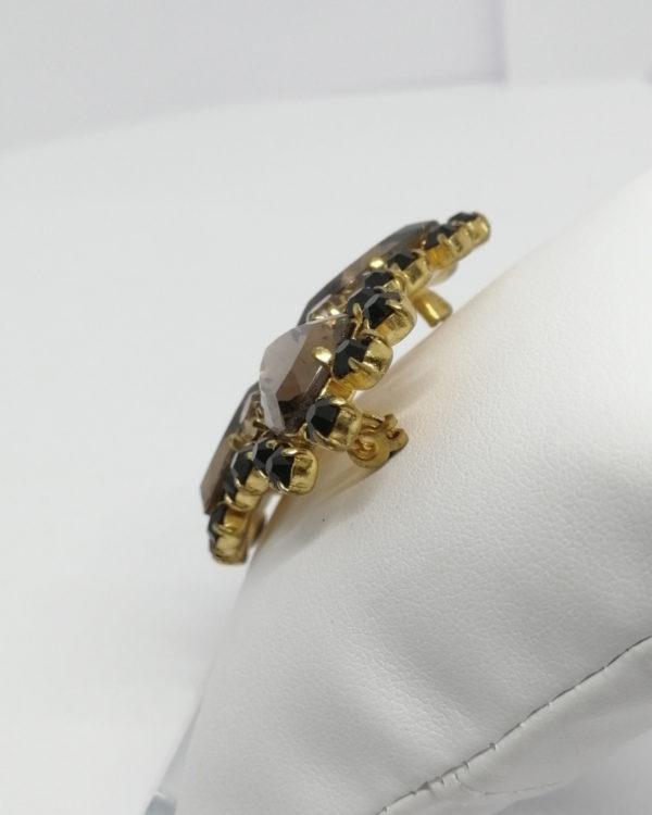 Broche laiton, avec gros strass facettés couleur quartz fumé et strass noir, 1940-50. – Image 2
