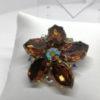 Broche-pendentif en laiton avec gros strass facettés de couleur ambre, 1930-40.