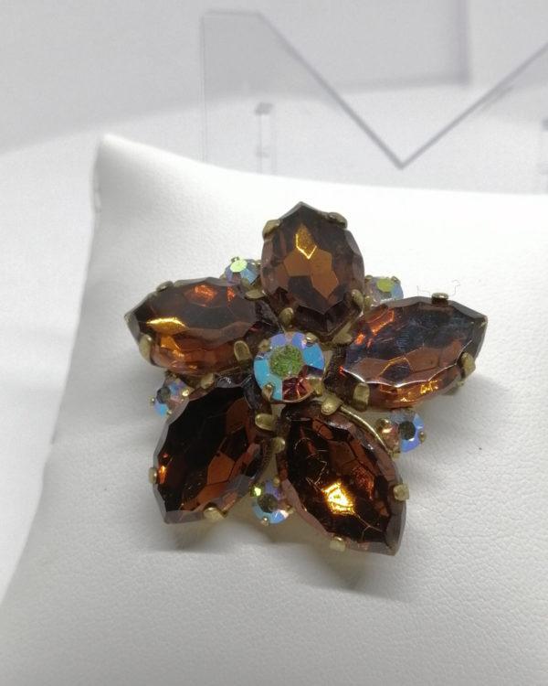 Broche-pendentif en laiton avec gros strass facettés de couleur ambre, 1930-40.