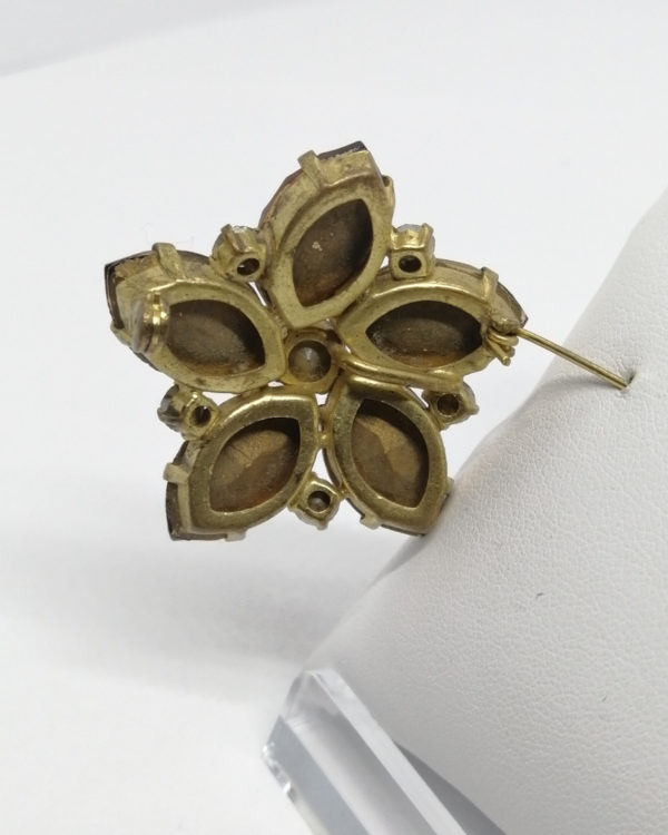 Broche-pendentif en laiton avec gros strass facettés de couleur ambre, 1930-40. – Image 3