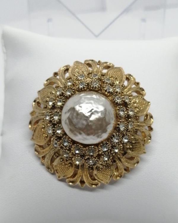 Broche laiton, ajourée, grosse perle mabbé d'imitation, et strass, vers 1940-50.