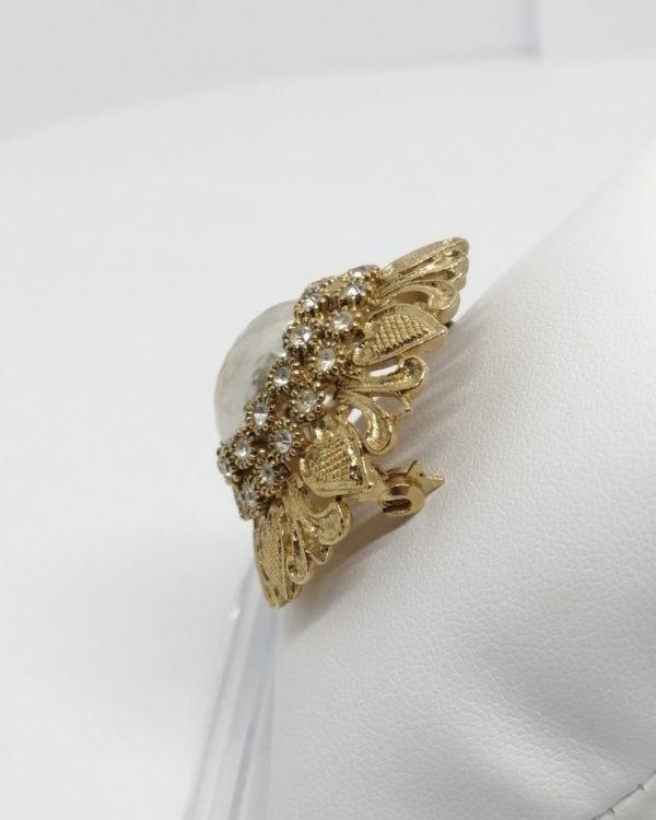 Broche laiton, ajourée, grosse perle mabbé d'imitation, et strass, vers 1940-50. – Image 2