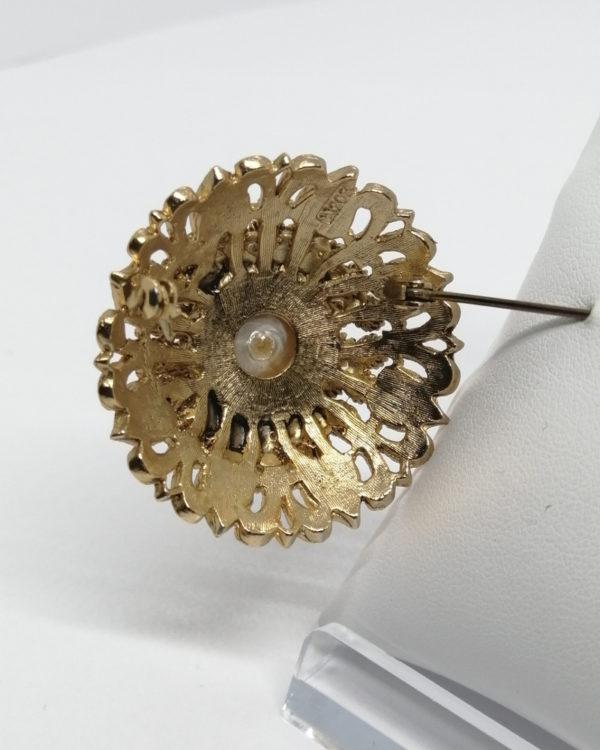 Broche laiton, ajourée, grosse perle mabbé d'imitation, et strass, vers 1940-50. – Image 3