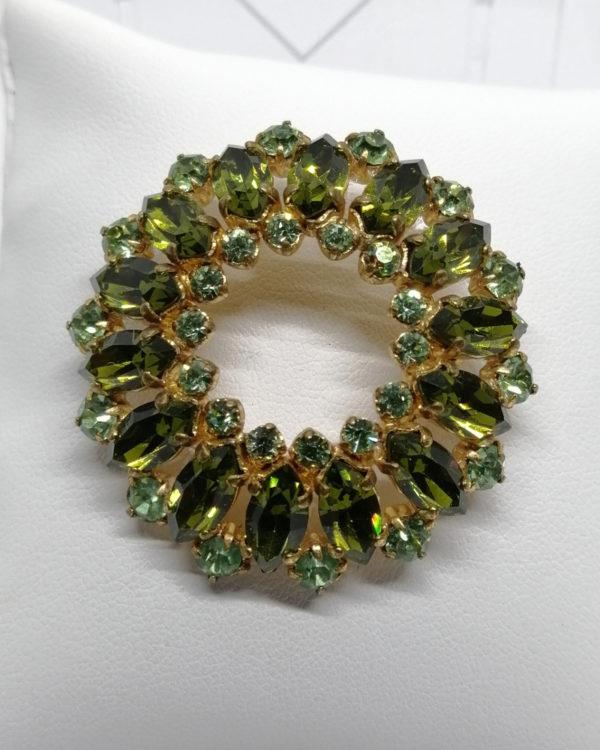 Broche laiton, ronde et pavage de strass de couleur vert différents, 1940-50.