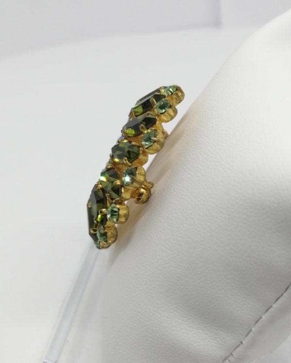 Broche laiton, ronde et pavage de strass de couleur vert différents, 1940-50. – Image 2