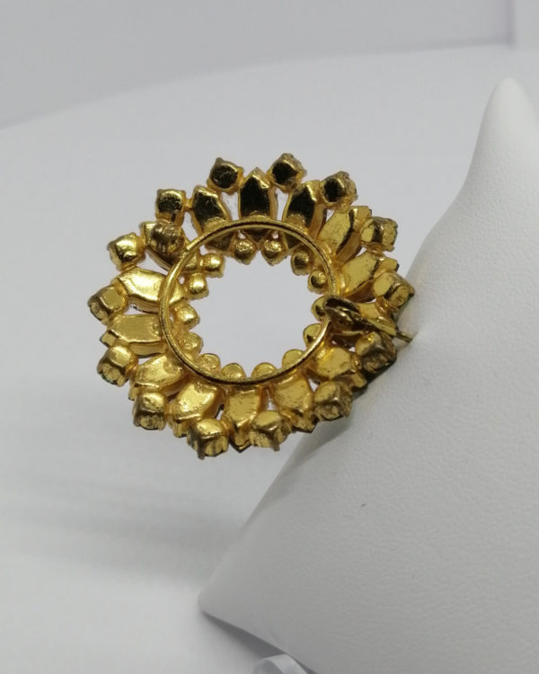 Broche laiton, ronde et pavage de strass de couleur vert différents, 1940-50. – Image 3