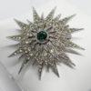 Broche métal blanc, forme étoile et pavage de strass blanc, au centre couleur émeraude, 1930-40. – Image 2