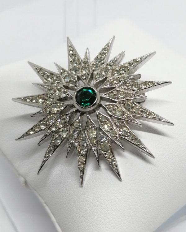 Broche métal blanc, forme étoile et pavage de strass blanc, au centre couleur émeraude, 1930-40. – Image 2