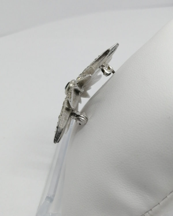 Broche métal blanc, forme étoile et pavage de strass blanc, au centre couleur émeraude, 1930-40. – Image 3