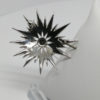 Broche métal blanc, forme étoile et pavage de strass blanc, au centre couleur émeraude, 1930-40. – Image 4