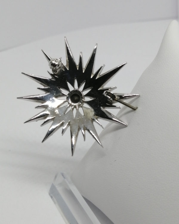 Broche métal blanc, forme étoile et pavage de strass blanc, au centre couleur émeraude, 1930-40. – Image 4