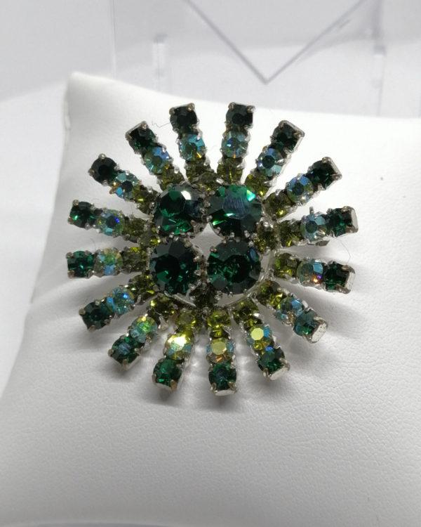 Broche ronde avec pavage des strass de couleur vert nuancé,1940-50.