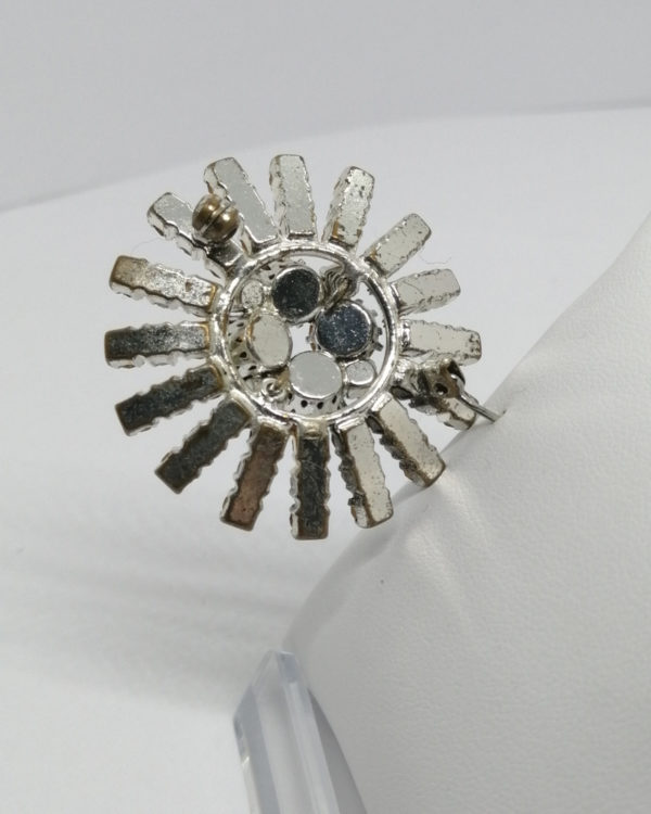 Broche ronde avec pavage des strass de couleur vert nuancé,1940-50. – Image 3