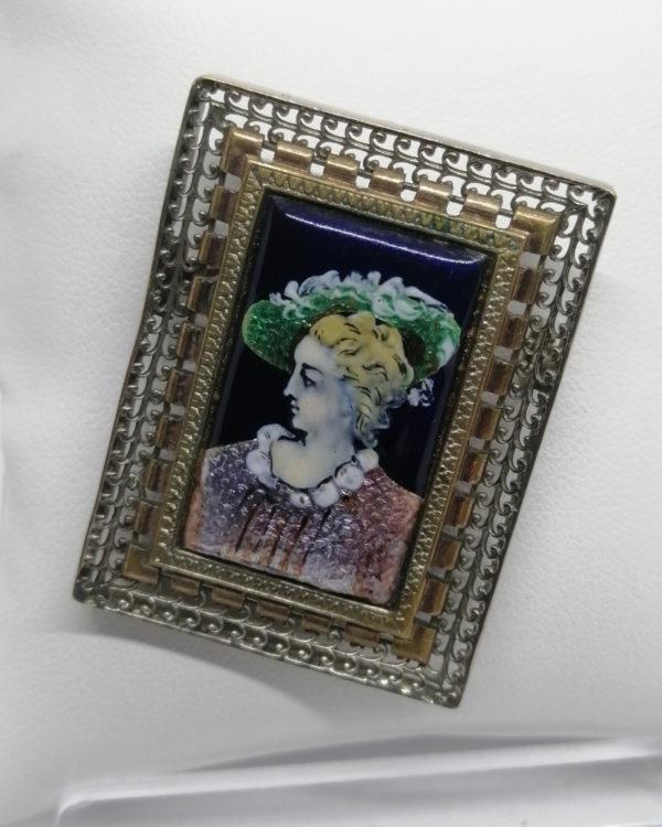Broche en laiton argenté, forme façon cadre, avec portrait miniature d'un émail sur cuivre, vers 1880.