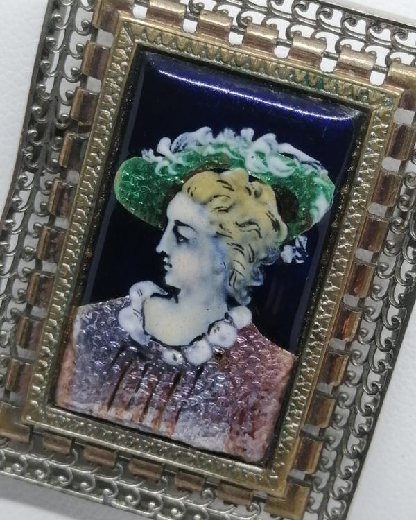 Broche en laiton argenté, forme façon cadre, avec portrait miniature d'un émail sur cuivre, vers 1880. – Image 2