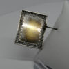 Broche en laiton argenté, forme façon cadre, avec portrait miniature d'un émail sur cuivre, vers 1880. – Image 4