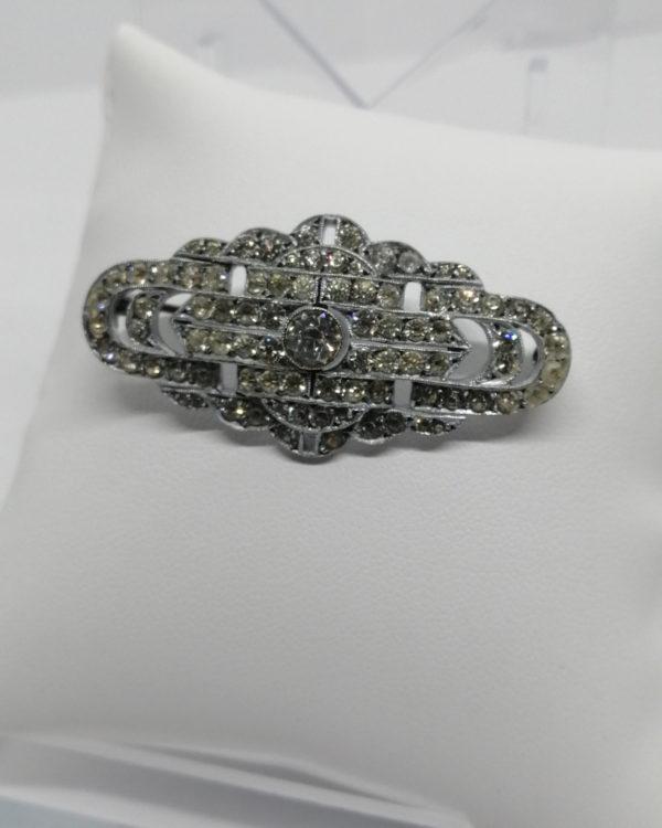 Broche de forme typique de L'Art Déco avec strass blanc, ajourée, vers 1925-30.