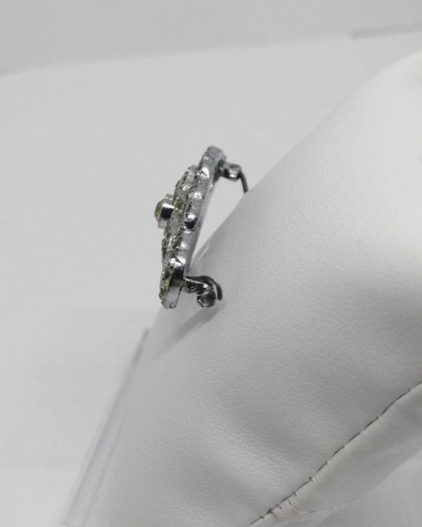 Broche de forme typique de L'Art Déco avec strass blanc, ajourée, vers 1925-30. – Image 2