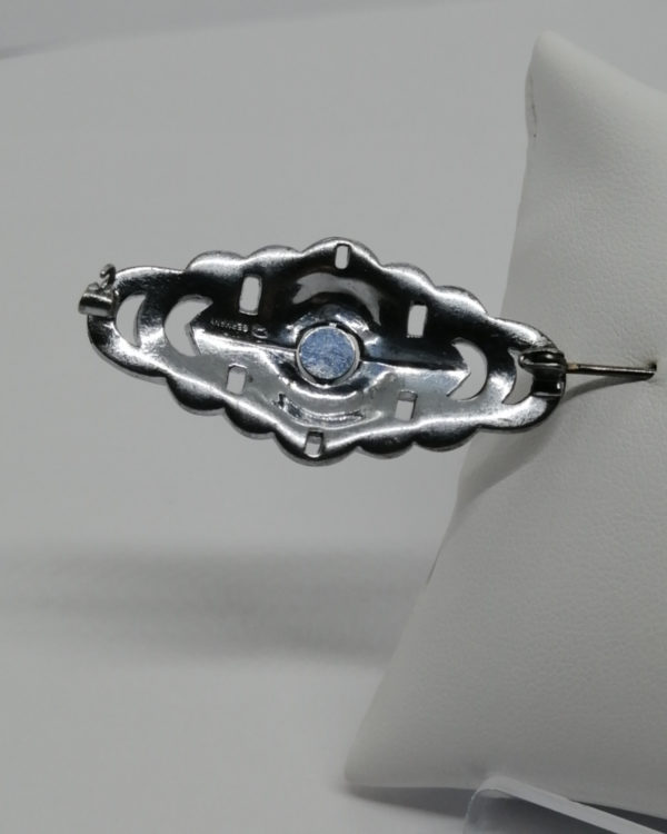 Broche de forme typique de L'Art Déco avec strass blanc, ajourée, vers 1925-30. – Image 3