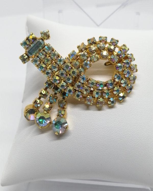 Broche strass multicolore, avec trois pampilles, vers 1930-40.