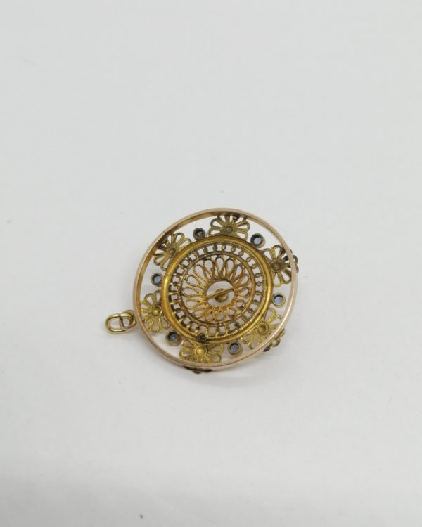 Pendentif plaqué or, ajouré, sertie de pierres bleu et une perle d'imitation, 1925-30. – Image 3