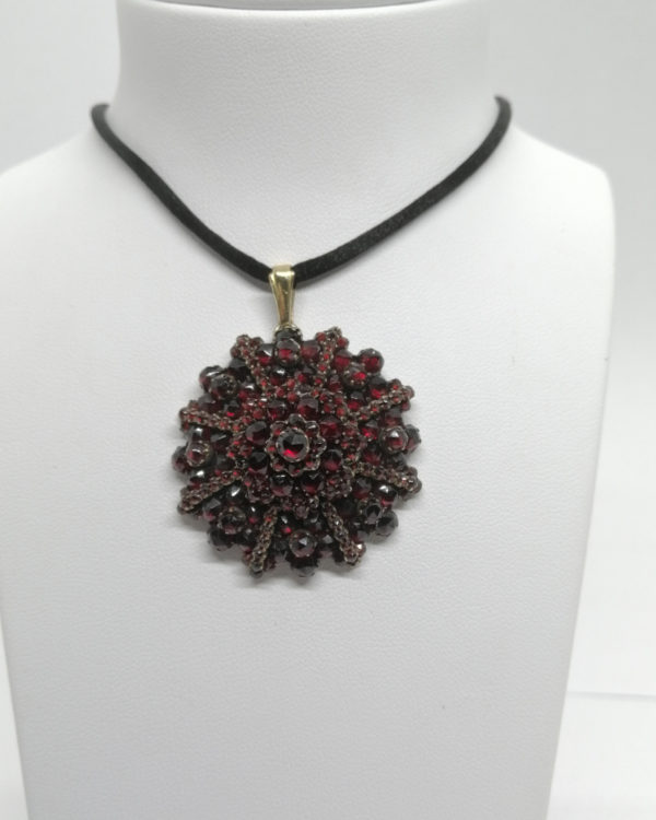 Pendentif en pomponne, et pavage de grenats taille bohême, vers 1890-1900.