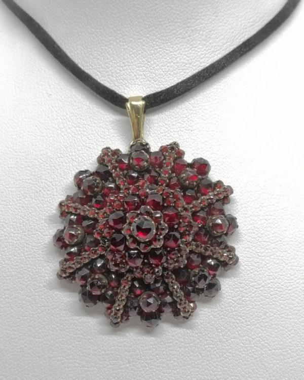 Pendentif en pomponne, et pavage de grenats taille bohême, vers 1890-1900. – Image 2