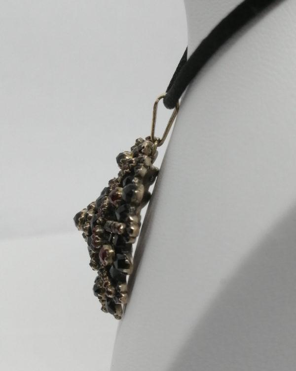 Pendentif en pomponne, et pavage de grenats taille bohême, vers 1890-1900. – Image 3